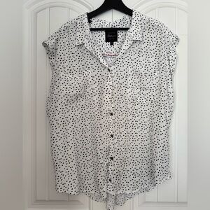Jachs Girlfriend New York - White blouse with black design. 
XXL